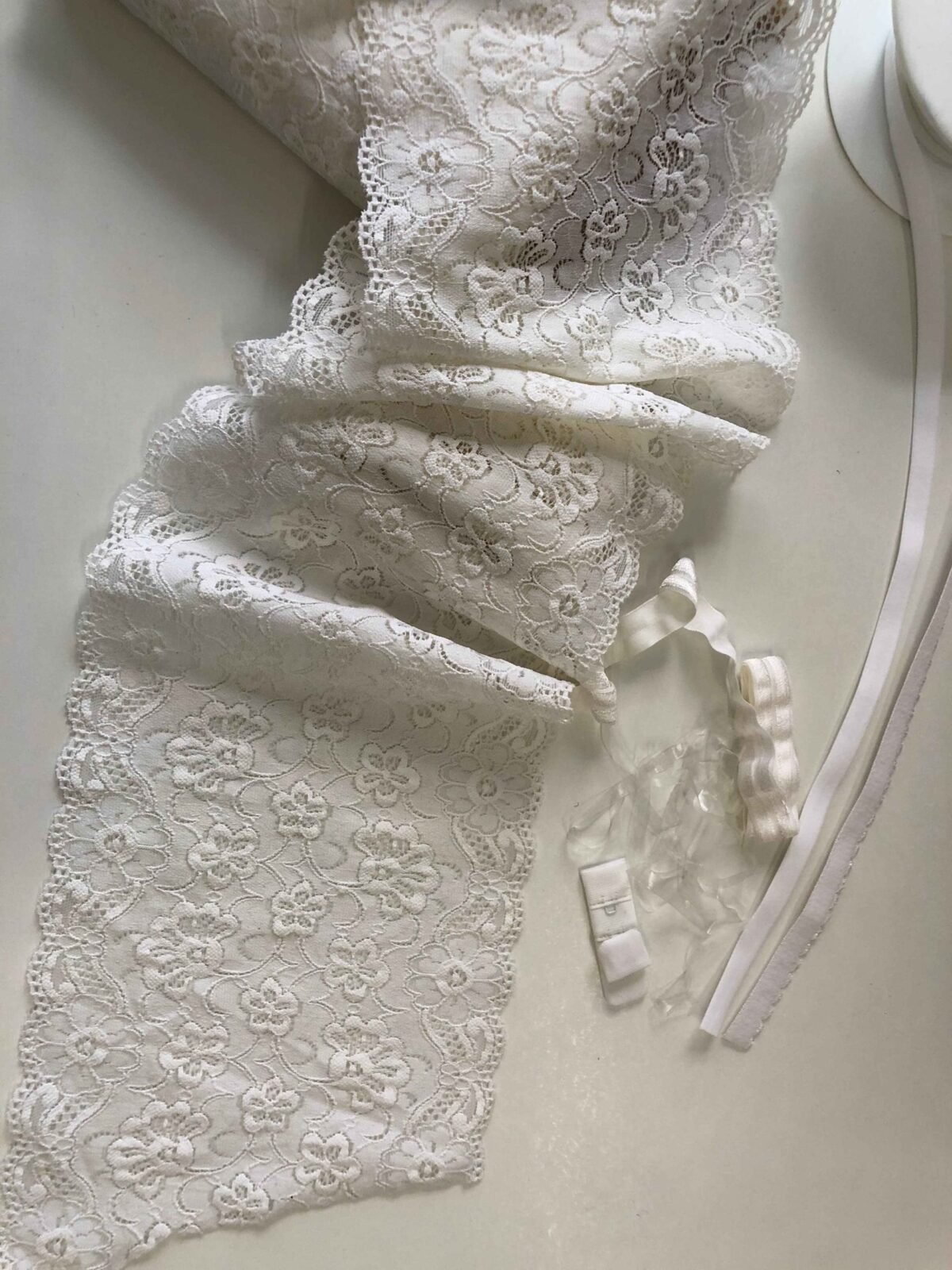 Kit de encaje blanco para coser un conjunto de bralette y braguita con eláticos