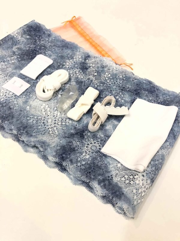 Kit de encaje gris para coser un conjunto de bralette y braguita con eláticos