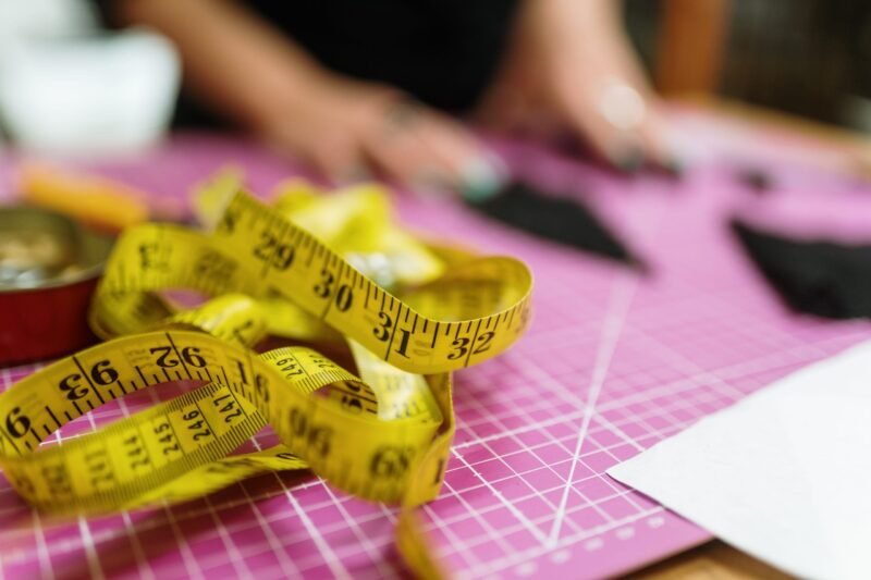 cinta métrica sobre mesa de trabajo de costura