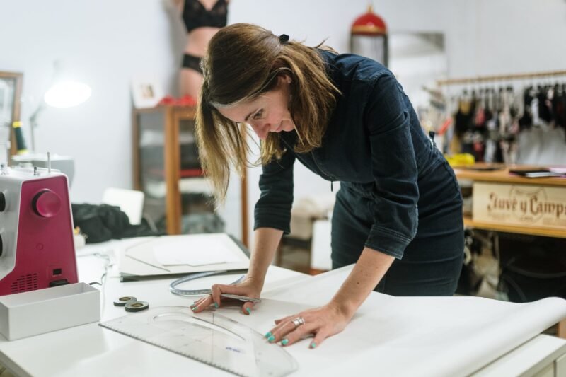Vicky haciendo diseños de lencería y sus patrones