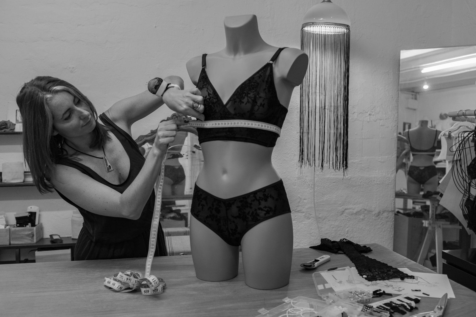 Vicky tomando medidas a un maniqui en ropa interior