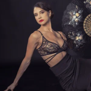 Mujer en sujetador de encaje negro , falda flamenca y abanico