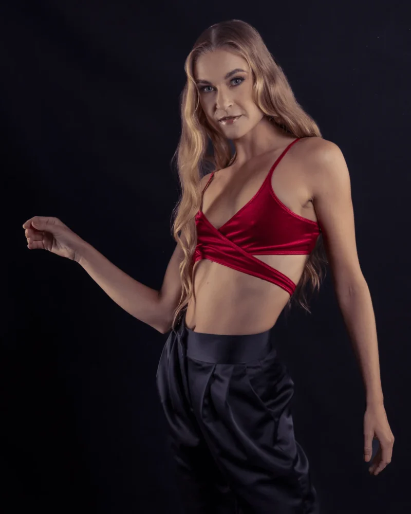 Mujer en top rojo y pantalones negros