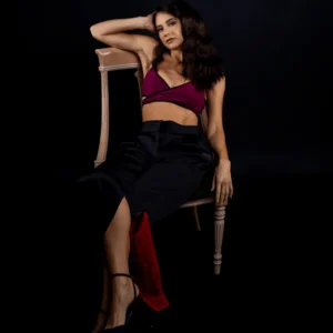 Mujer sentada en una silla con top y pantalon